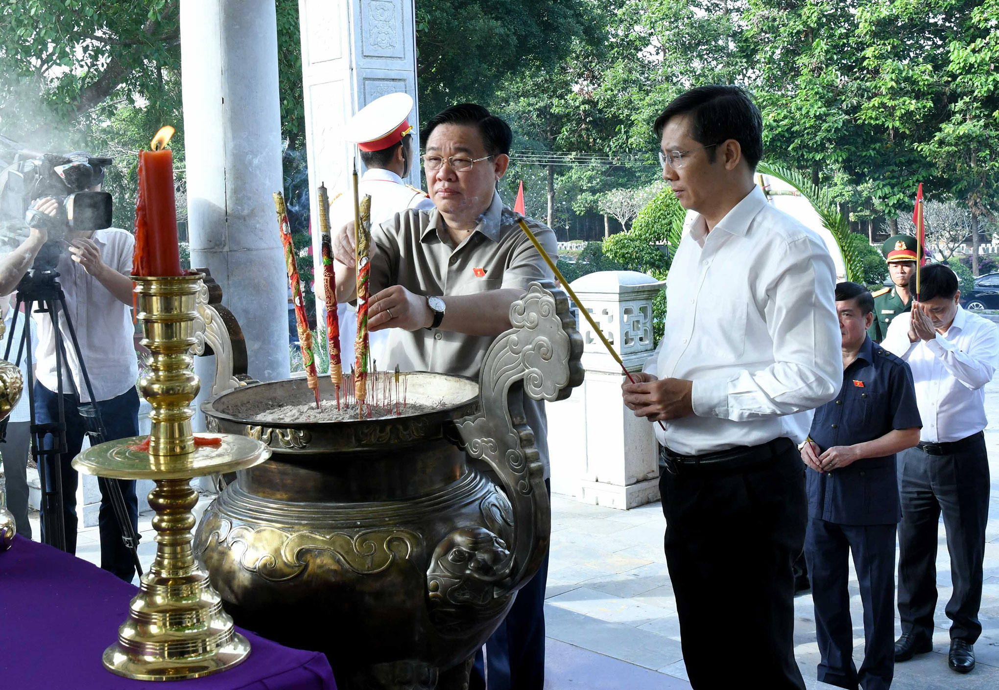 Chủ tịch Quốc hội Vương Đình Huệ dâng hương tưởng niệm các anh hùng liệt sĩ tại Nghĩa trang liệt sĩ Đồi 82 (Tân Biên). Ảnh: Lâm Hiển