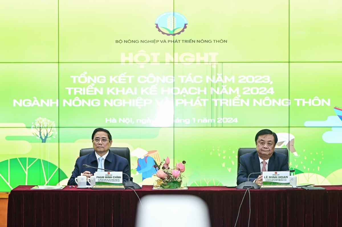 Thủ tướng Phạm Minh Ch&iacute;nh c&ugrave;ng Bộ trưởng L&ecirc; Minh Hoan chủ tr&igrave; hội nghị.