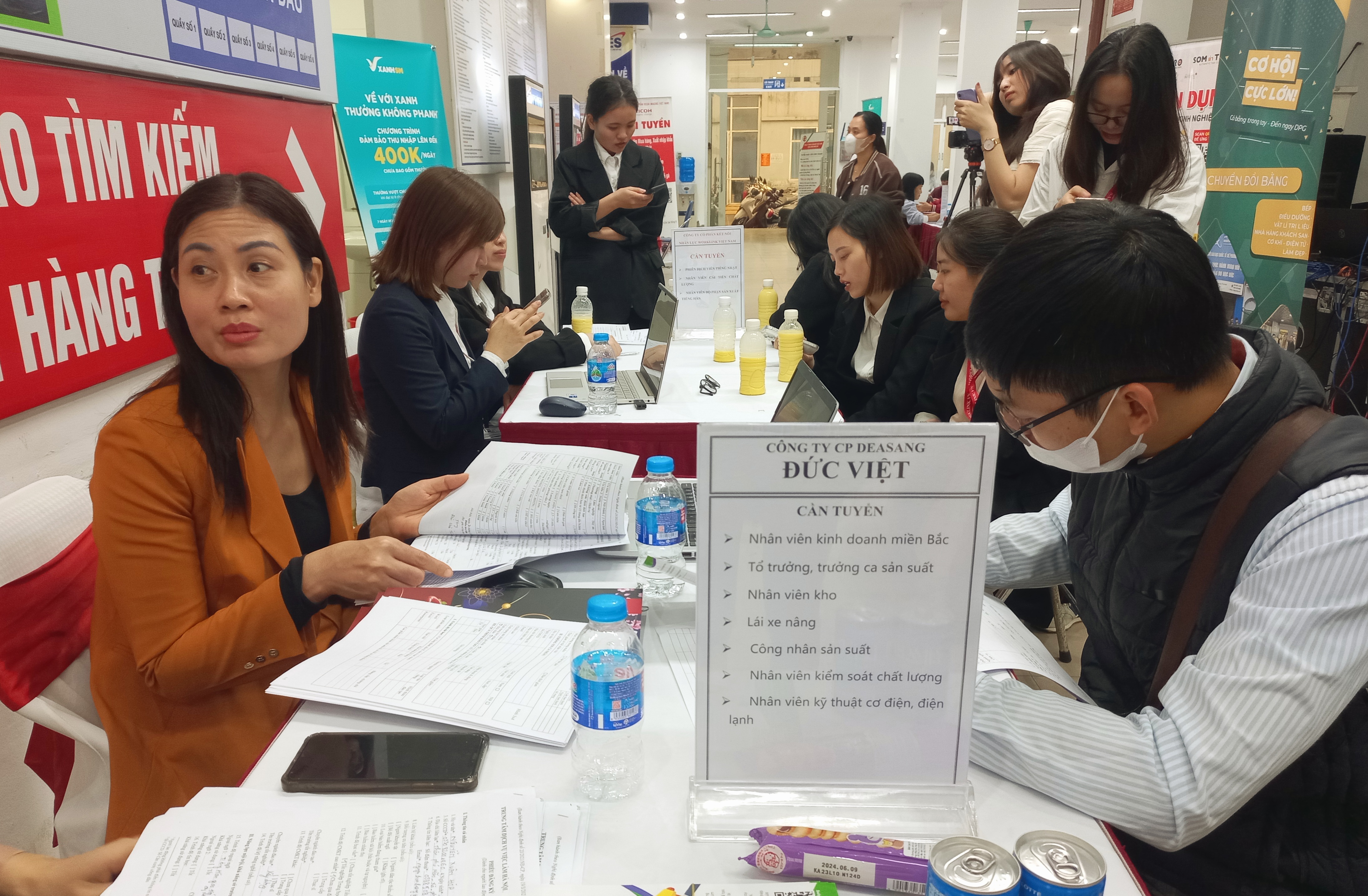 Nhiều doanh nghiệp đẩy mạnh tuyển dụng ngay trước Tết. Ảnh - Nhật Dương.