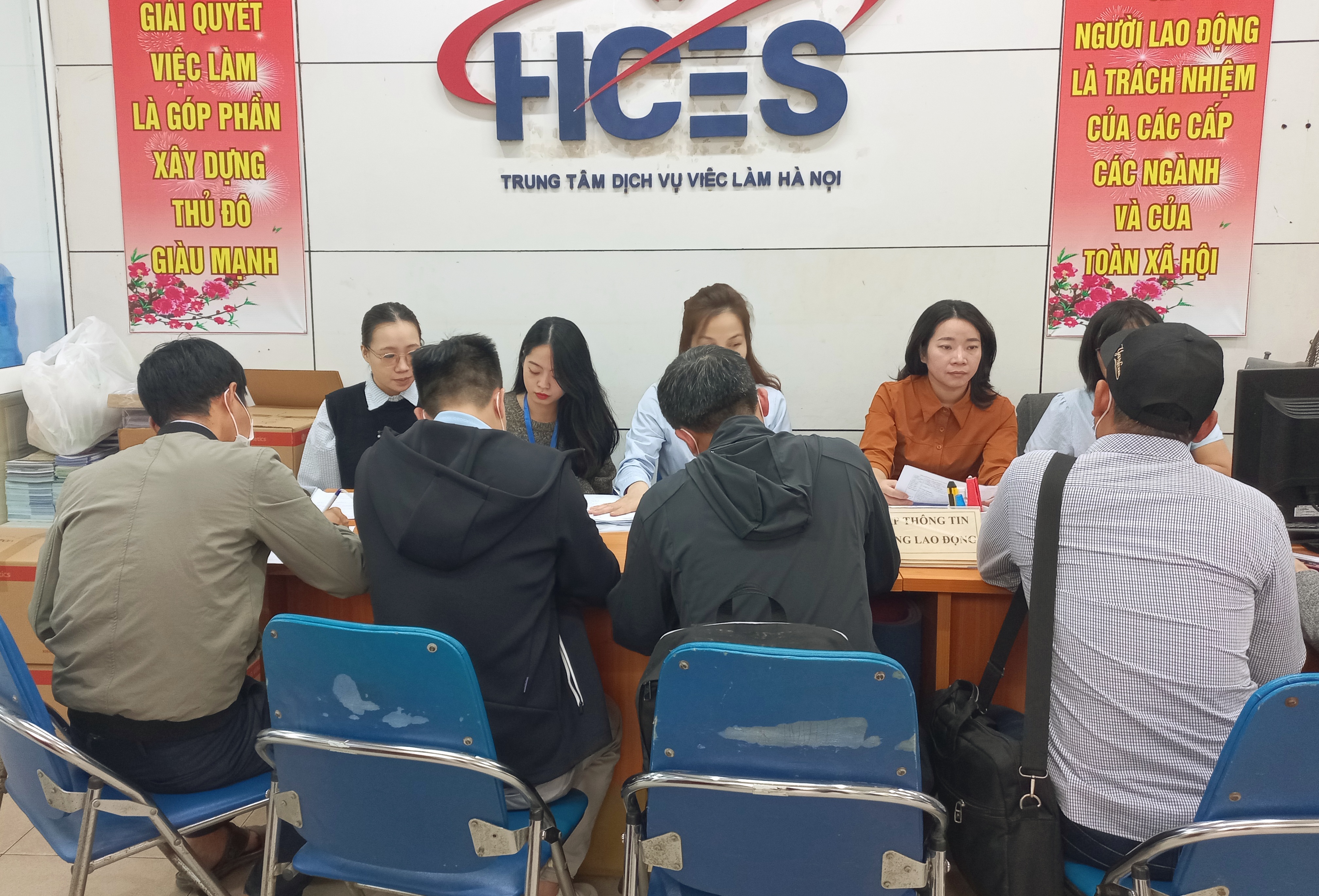 Người lao động đăng k&yacute; t&igrave;m việc tại H&agrave; Nội. Ảnh - Nhật Dương.