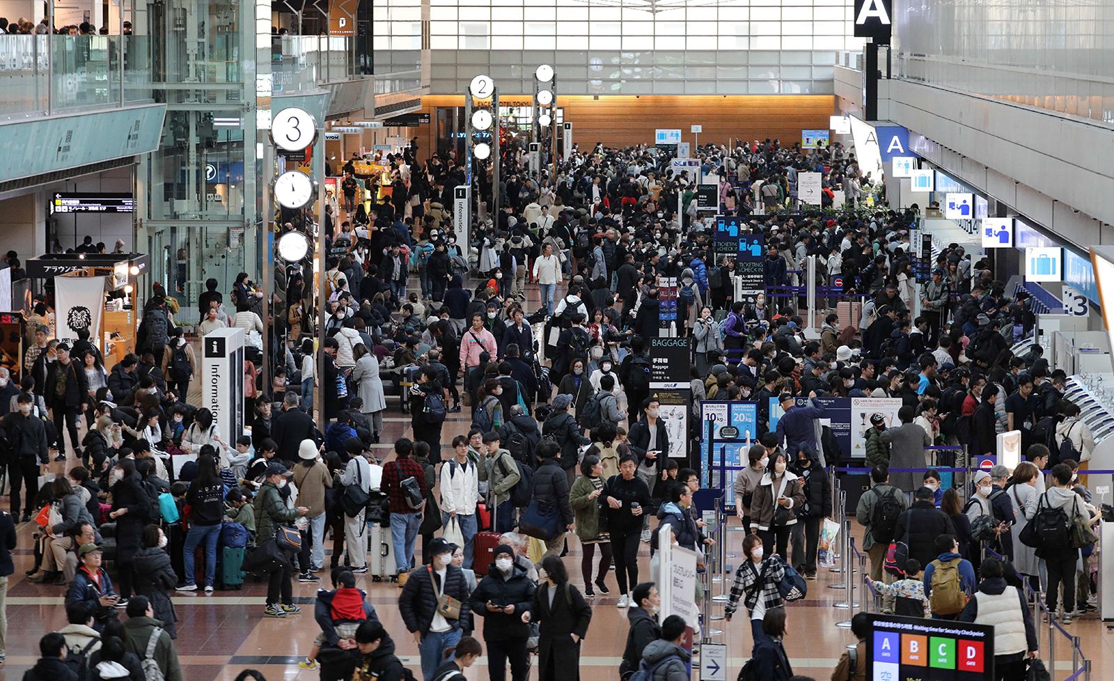 Theo CNN, hơn 100 chuyến bay đã phải hủy sau vụ va chạm tại sân bay Haneda ở Tokyo. 