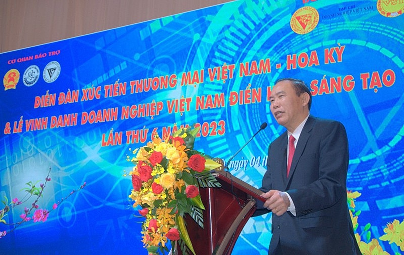 Thứ trưởng Phùng Đức Tiến: 