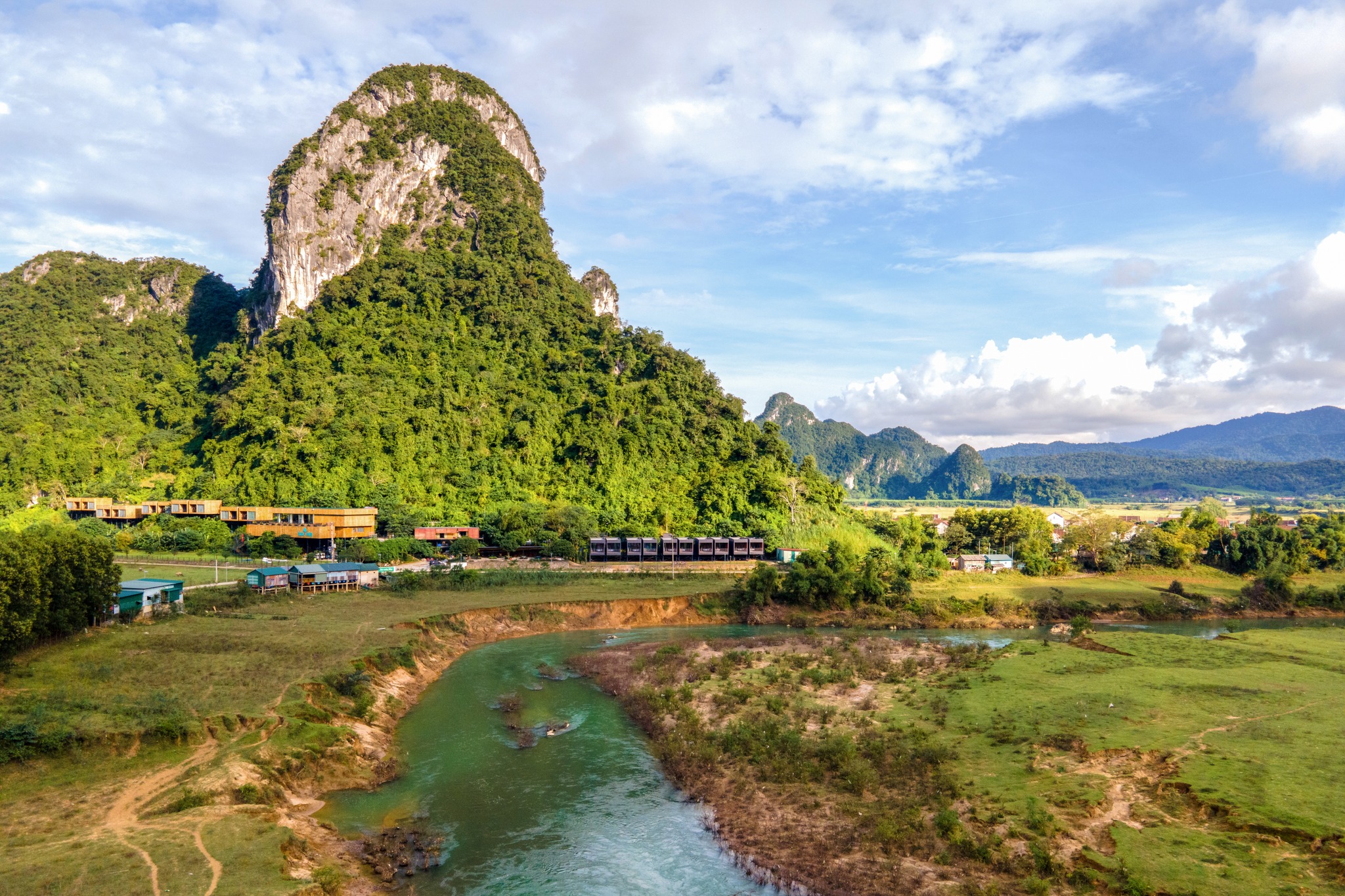 Năm 2024, tỉnh Quảng B&igrave;nh đặt ra mục ti&ecirc;u đ&oacute;n 4,5 -5 triệu lượt kh&aacute;ch; tổng thu từ du lịch phấn đấu đạt 5.600 tỷ đồng.