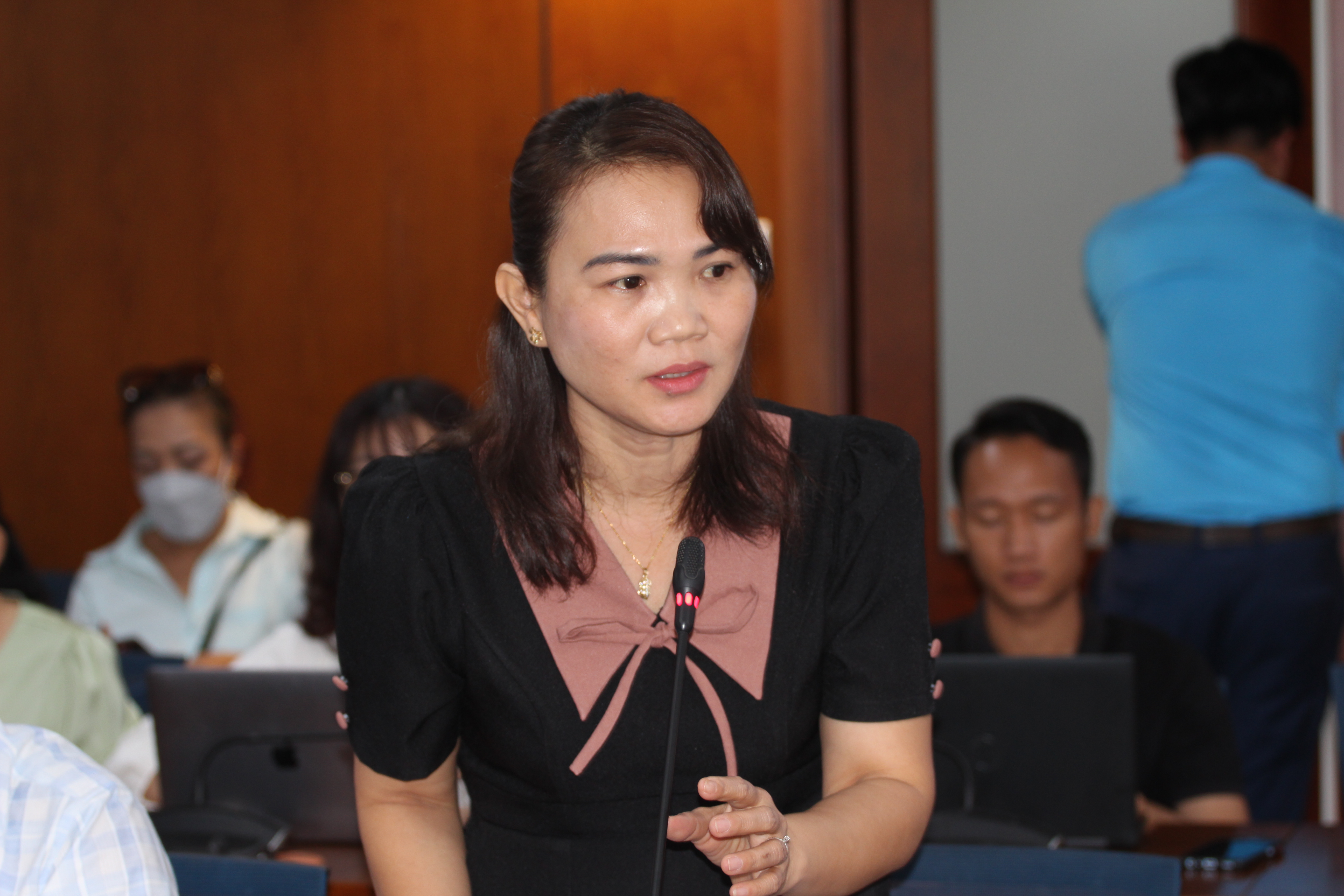 B&agrave; Huỳnh L&ecirc; Như Trang, Ph&oacute; Gi&aacute;m đốc Sở Lao động, Thương binh v&agrave; X&atilde; hội TP.HCM ph&aacute;t biểu tại buổi họp chiều 4/1 - Ảnh: TN