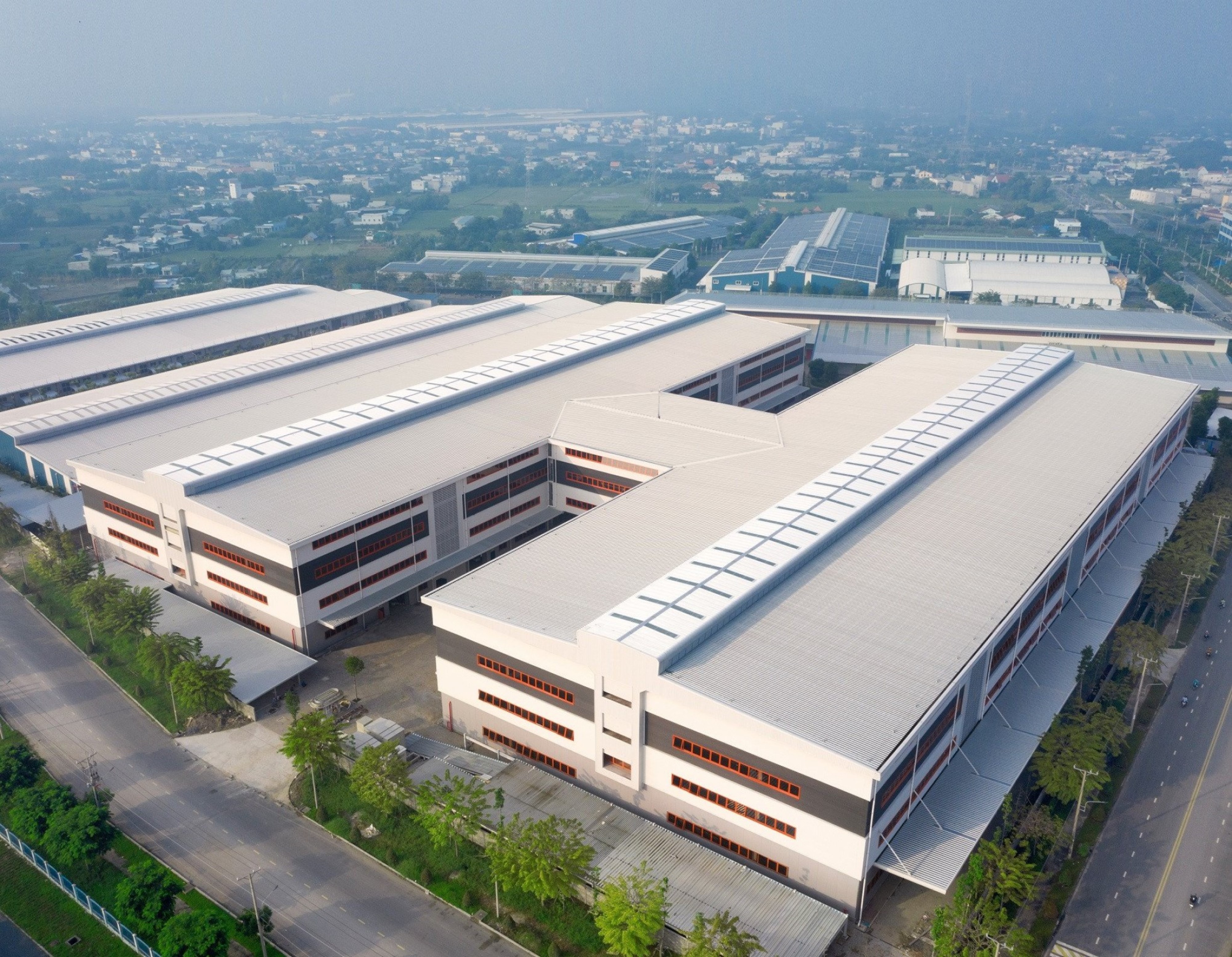 Khu nhà xưởng 4 tầng KIZUNA với quy mô 80.000m2 với tôn AM bốn lớp được nhiều doanh nghiệp FDI lựa chọn để đặt cơ sở sản xuất.