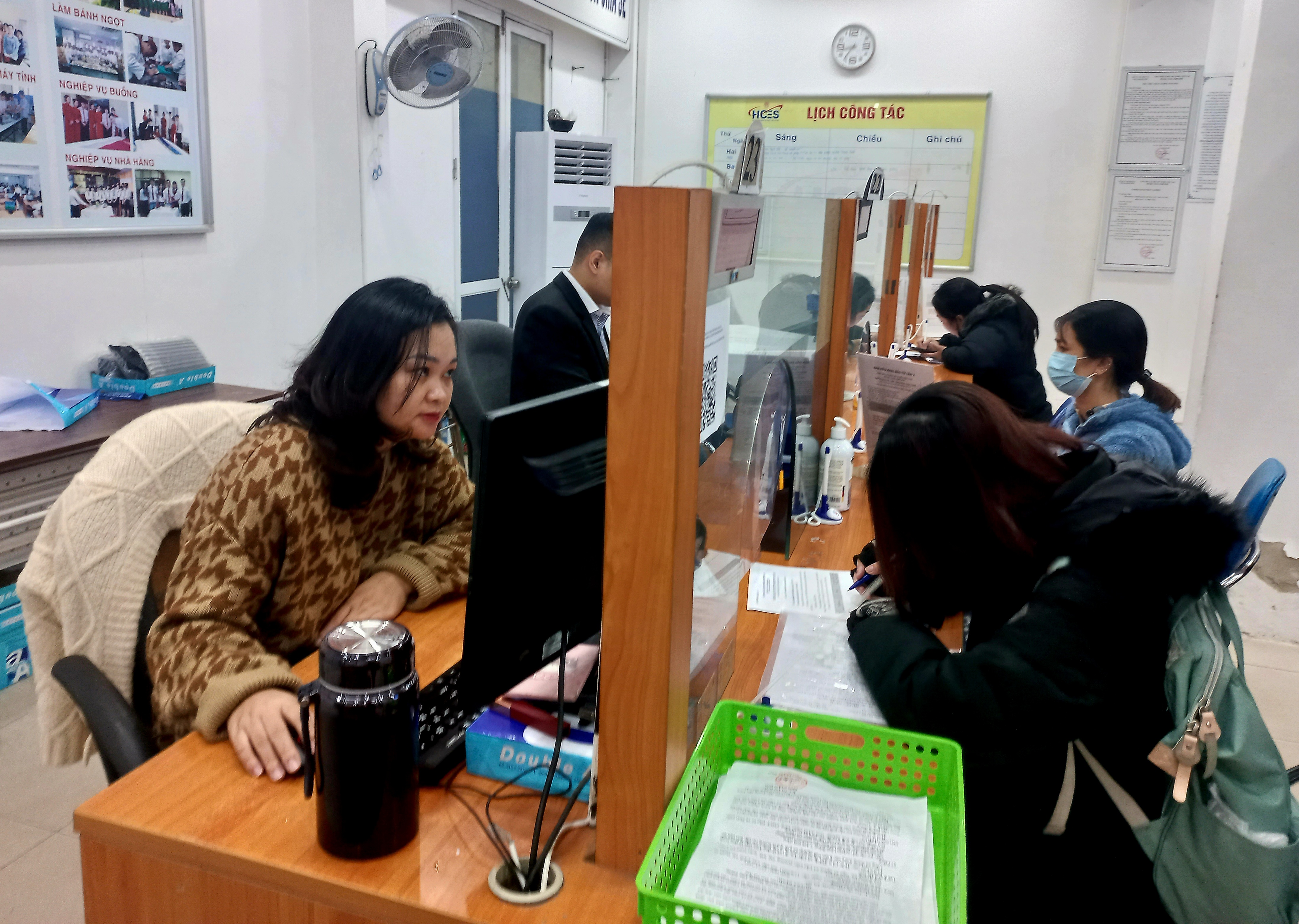 Người lao động làm thủ tục hưởng bảo hiểm thất nghiệp tại Hà Nội. Ảnh - Nhật Dương.