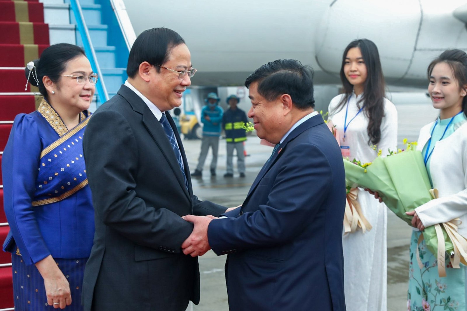 Bộ trưởng Bộ Kế hoạch và Đầu tư Nguyễn Chí Dũng, Chủ tịch Ủy ban Hợp tác Việt Nam-Lào, lãnh đạo các bộ, ngành, cơ quan Trung ương của Việt Nam đón Thủ tướng Lào Sonexay Siphandone và Phu nhân tại sân bay quốc tế Nội Bài - Ảnh: VGP
