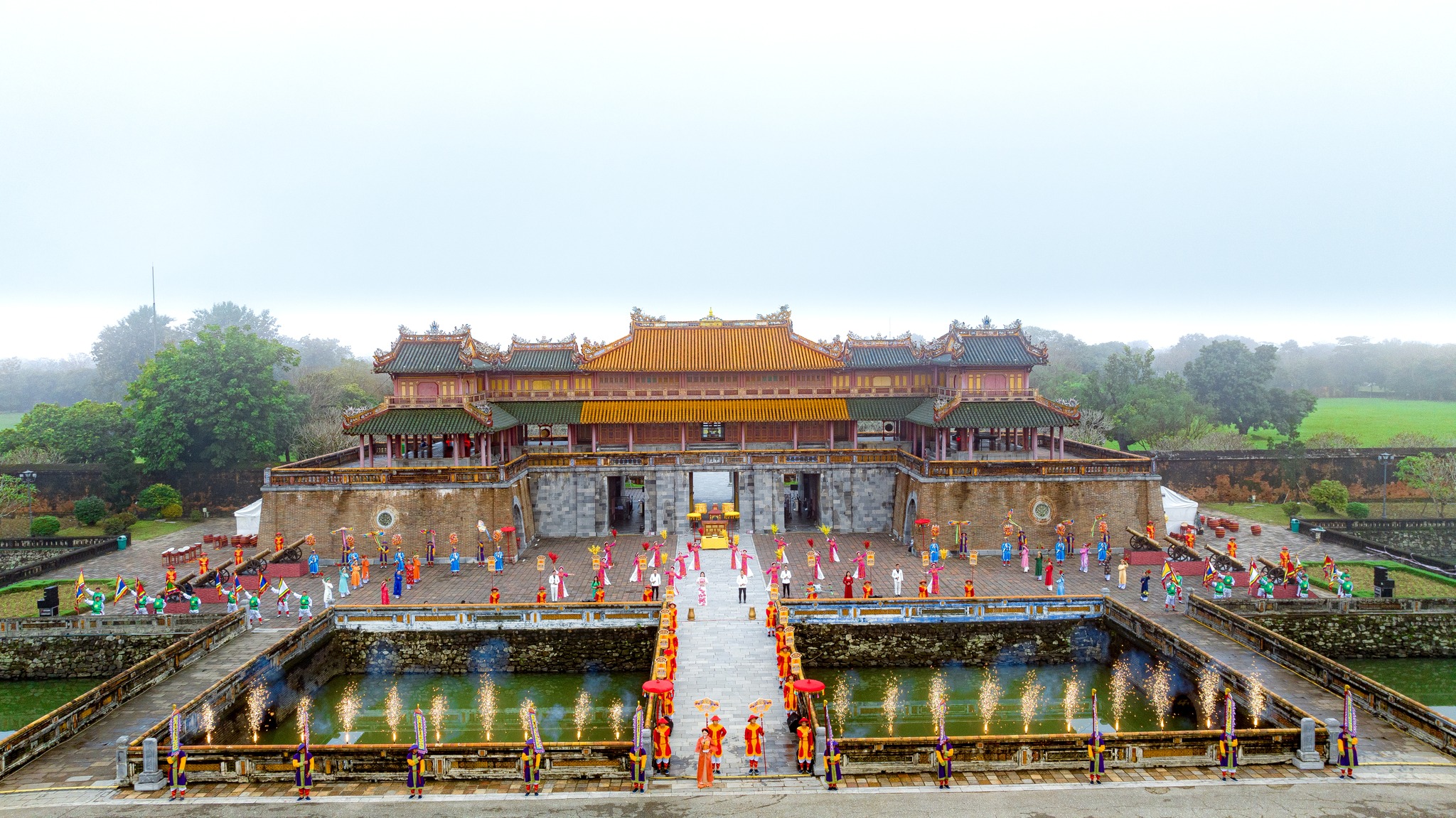 Ngày 01/01/2024, tại Quảng trường Ngọ Môn - Huế đã chính thức diễn ra lễ công bố Festival Huế 2024 và chương trình sân khấu hóa tái hiện Lễ Ban Sóc triều Nguyễn. Ảnh: Trung tâm Bảo tồn di tích cố đô Huế 