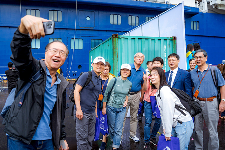 C&aacute;c du kh&aacute;ch vui vẻ chụp ảnh lưu lại những khoảng khắc ngay&nbsp;khi t&agrave;u cập bến