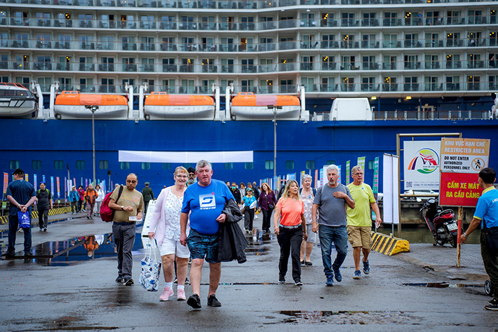 Hơn 1.400 kh&aacute;ch đ&atilde; rời cảng, tham quan danh lam thắng cảnh, c&aacute;c địa điểm du lịch tại địa phương.