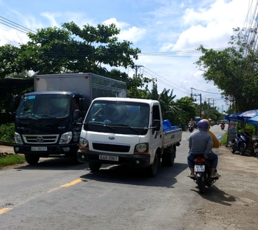 Nhiều đoạn trên Quốc lộ 54 nhỏ hẹp, gây khó khăn cho việc vận chuyển hàng hóa và phục vụ nhu cầu đi lại của người dân.