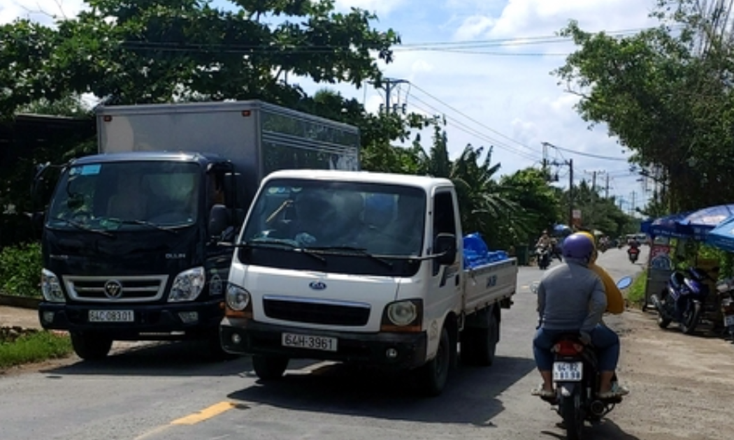 Nhiều đoạn trên Quốc lộ 54 nhỏ hẹp, gây khó khăn cho việc vận chuyển hàng hóa và phục vụ nhu cầu đi lại của người dân.