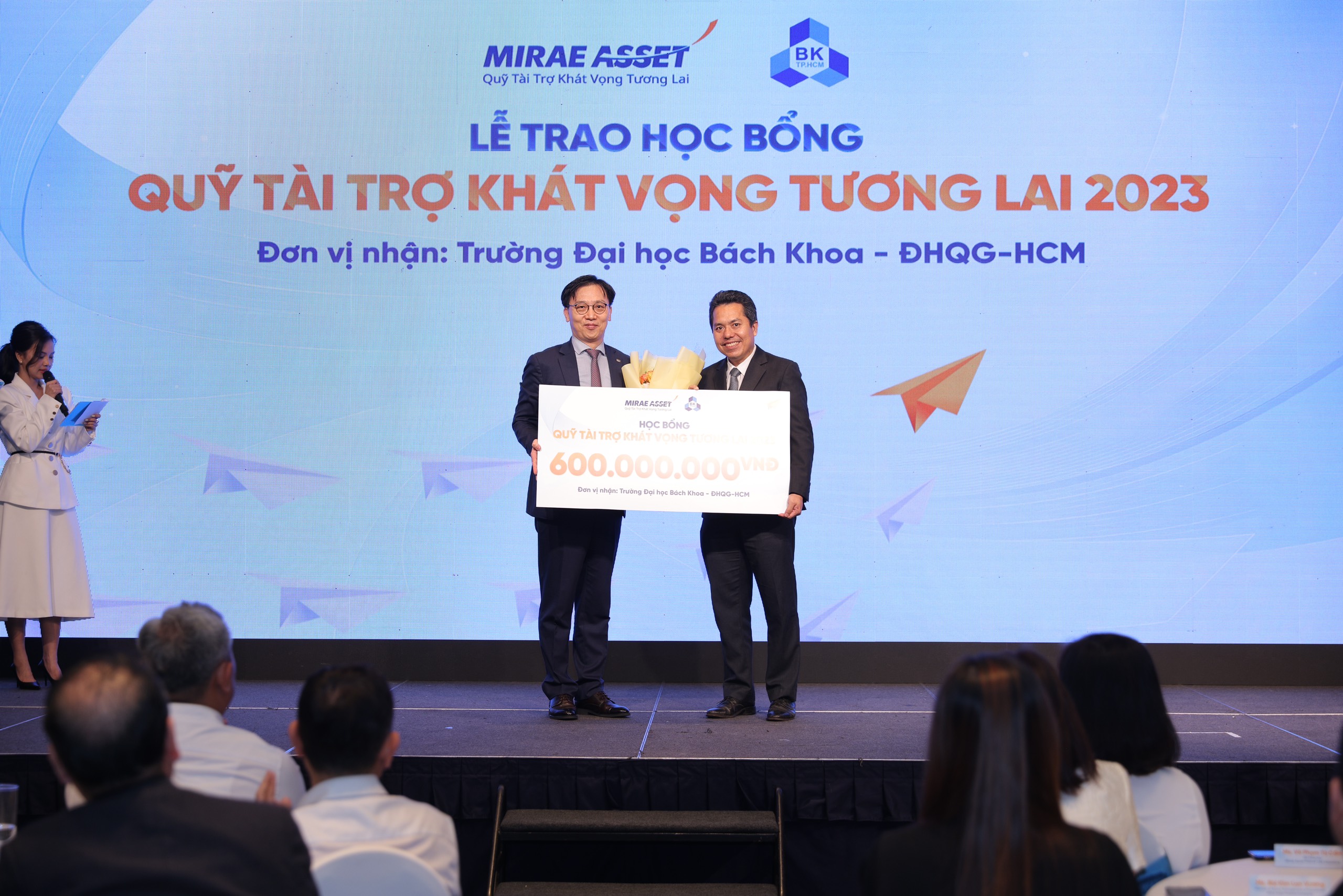Quỹ Mirae Asset trao tặng biểu trưng học bổng cho trường Đại học Bách Khoa TP.HCM.