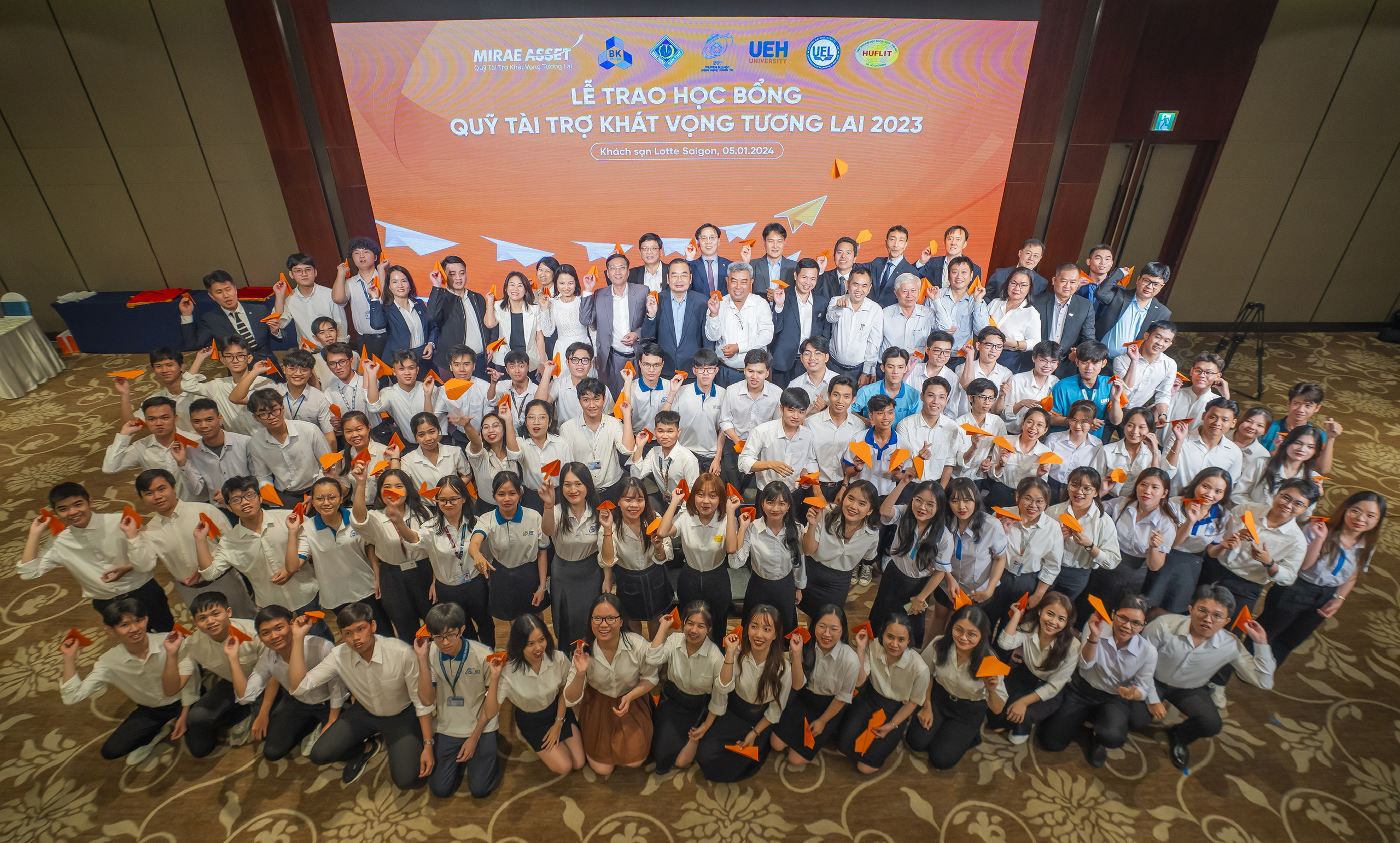Tập thể sinh viên và đại diện Quỹ, trường đại học chụp ảnh lưu niệm.