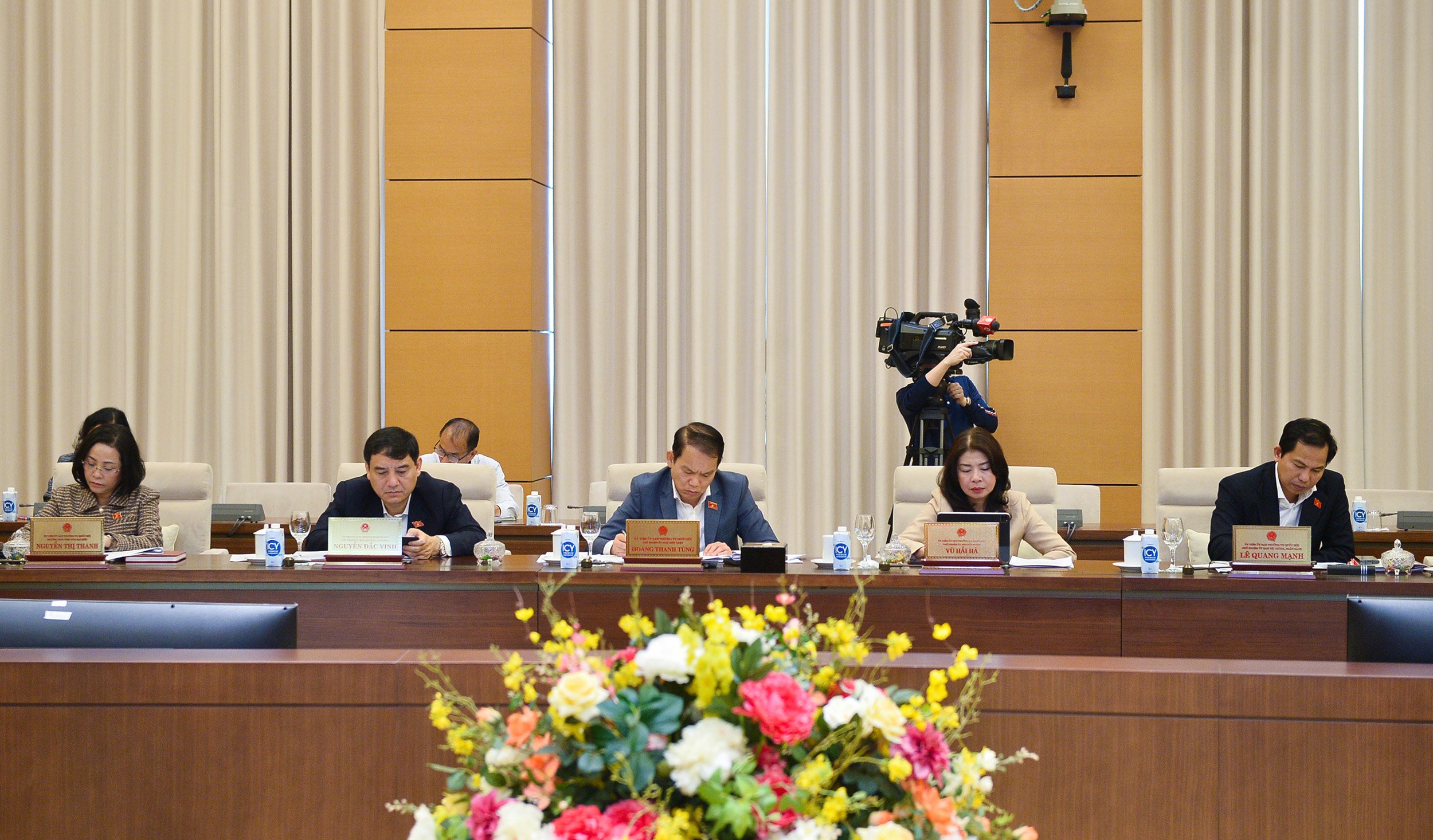 C&aacute;c Ủy vi&ecirc;n Ủy ban Thường vụ Quốc hội tham dự phi&ecirc;n họp. Ảnh: Quốc hội