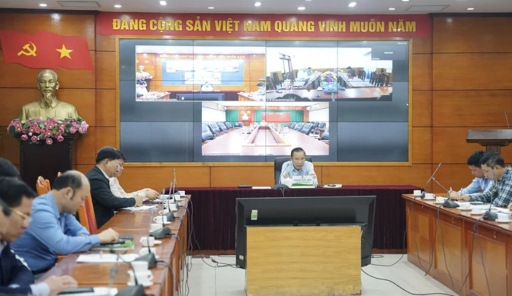 Thứ trưởng Phùng Đức Tiến chủ trì cuộc họp chiều 8/1/2024.