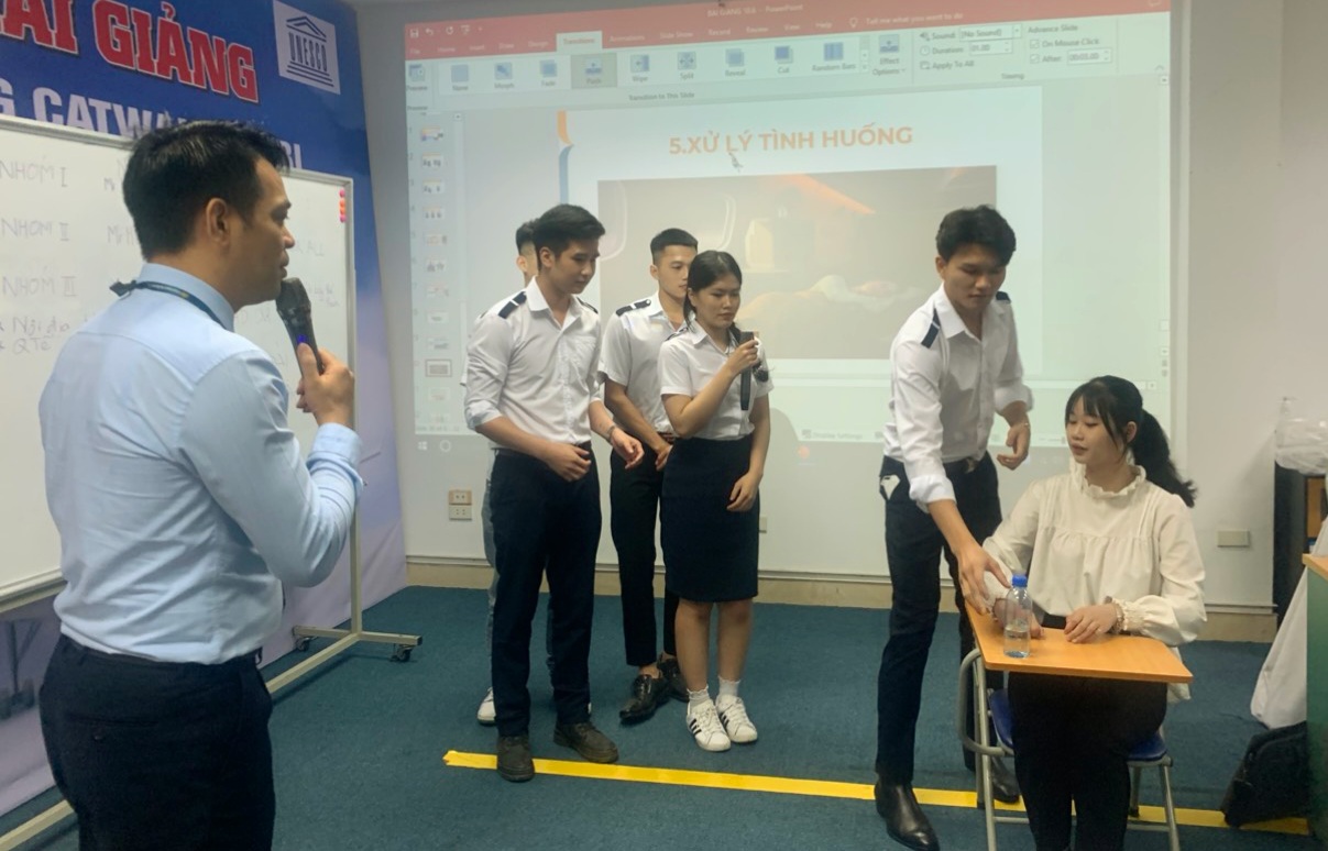 Thực hành đào tạo kỹ năng xử lý tình huống cho ứng viên. Ảnh - VNAS.