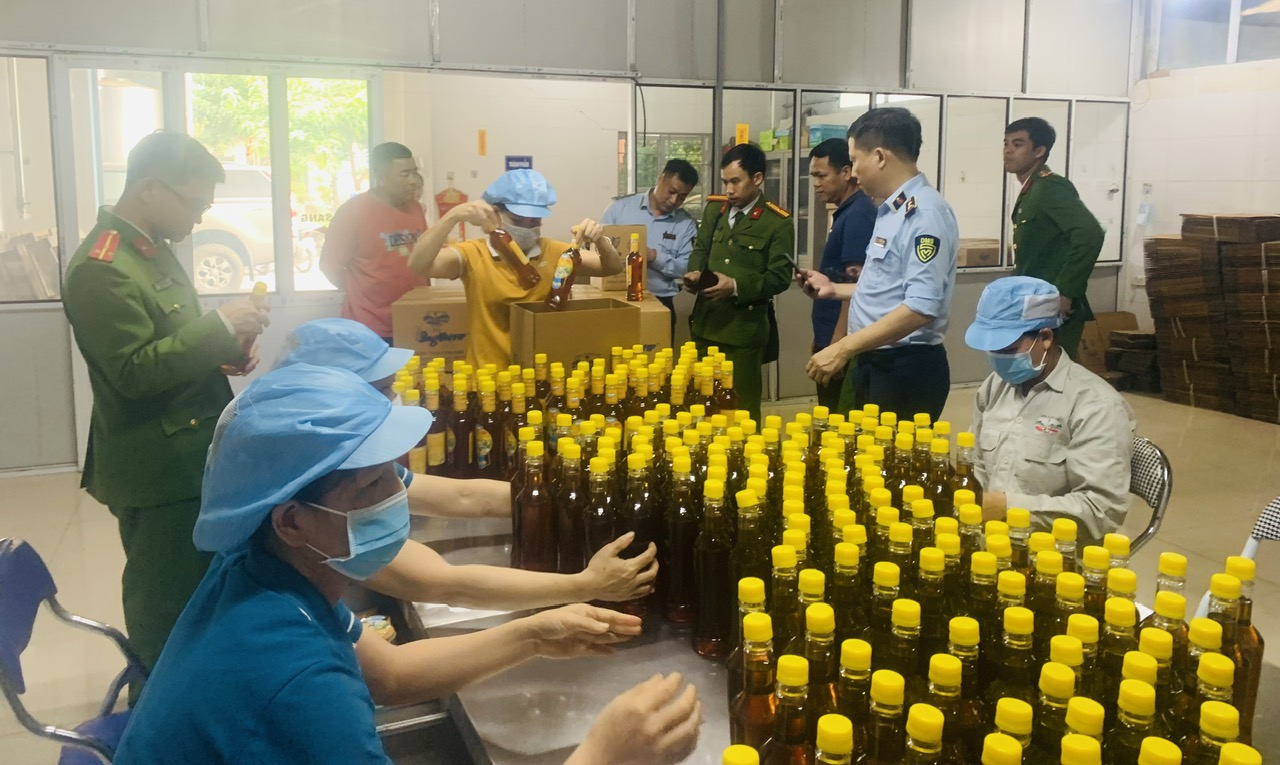Hơn 11.000 chai mật ong có dấu hiệu giả.