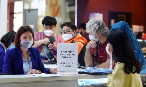 Hà Nội khuyến khích đeo khẩu trang nơi công cộng để phòng bệnh 