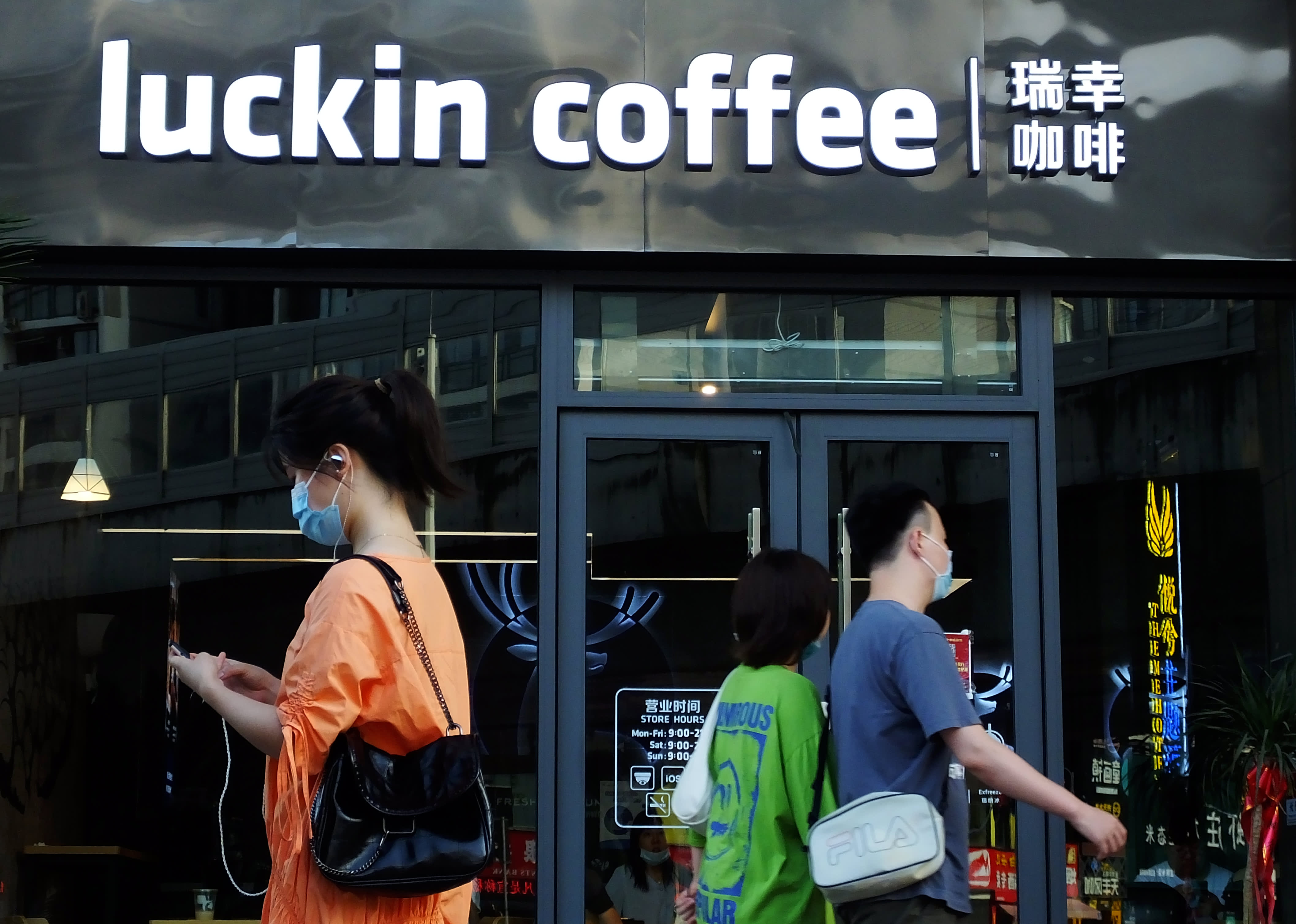Luckin, mới thành lập cách đây sáu năm, hiện đang dẫn đầu với 13.273 cửa hàng ở Trung Quốc.