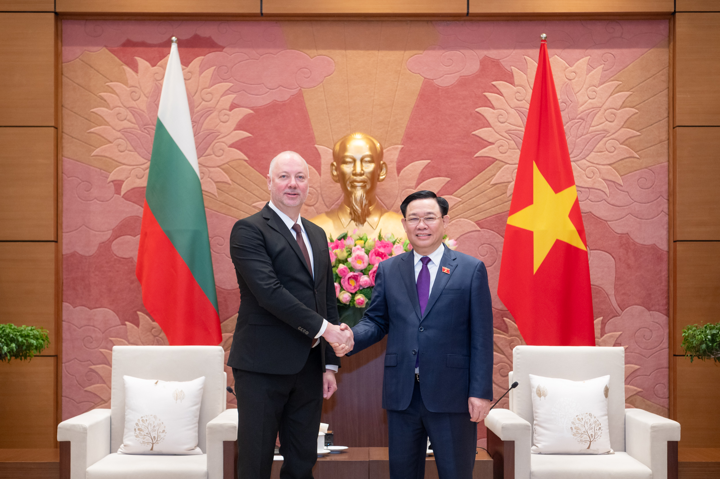 Chủ tịch Quốc hội Vương Đình Huệ và Chủ tịch Quốc hội Cộng hòa Bulgaria Rossen Dimitrov Jeliazkov - Ảnh: Quochoi.vn