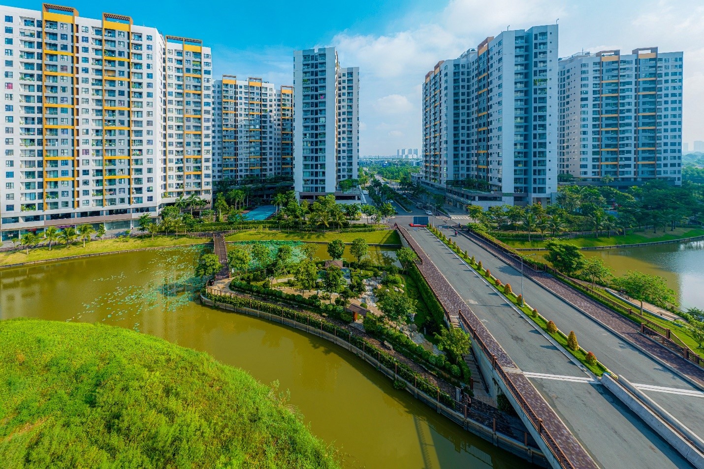 Không gian sinh thái với cây xanh, mặt nước là món quà sức khỏe mà Mizuki Park dành tặng hàng nghìn cư dân.