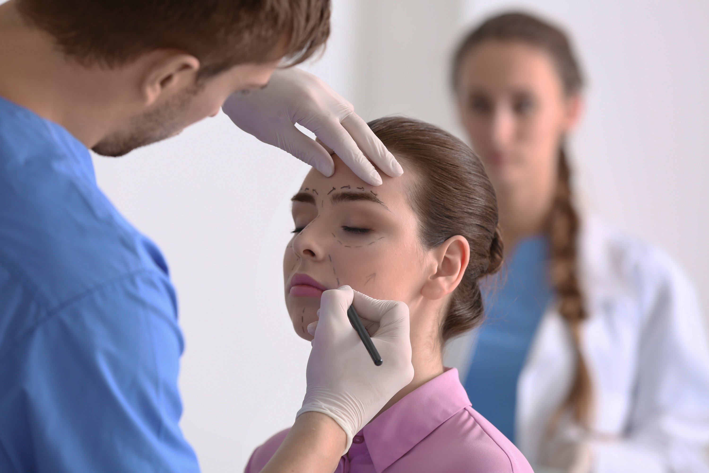 Phẫu thuật thẩm mỹ đảo ngược giống như quá trình “hoàn tác” một quy trình nhằm khôi phục lại diện mạo trước khi phẫu thuật.