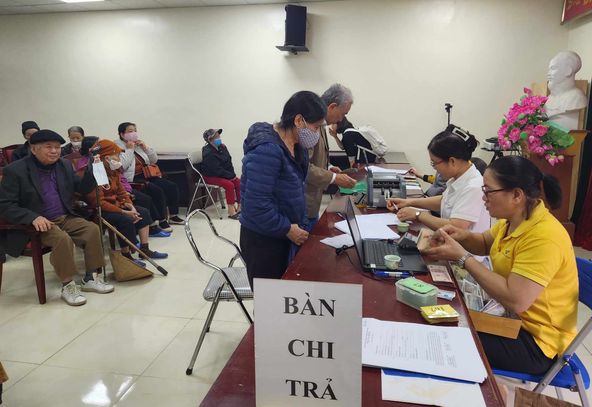 Chi trả lương hưu, trợ cấp cho người hưởng. Ảnh - Thu Hiền.