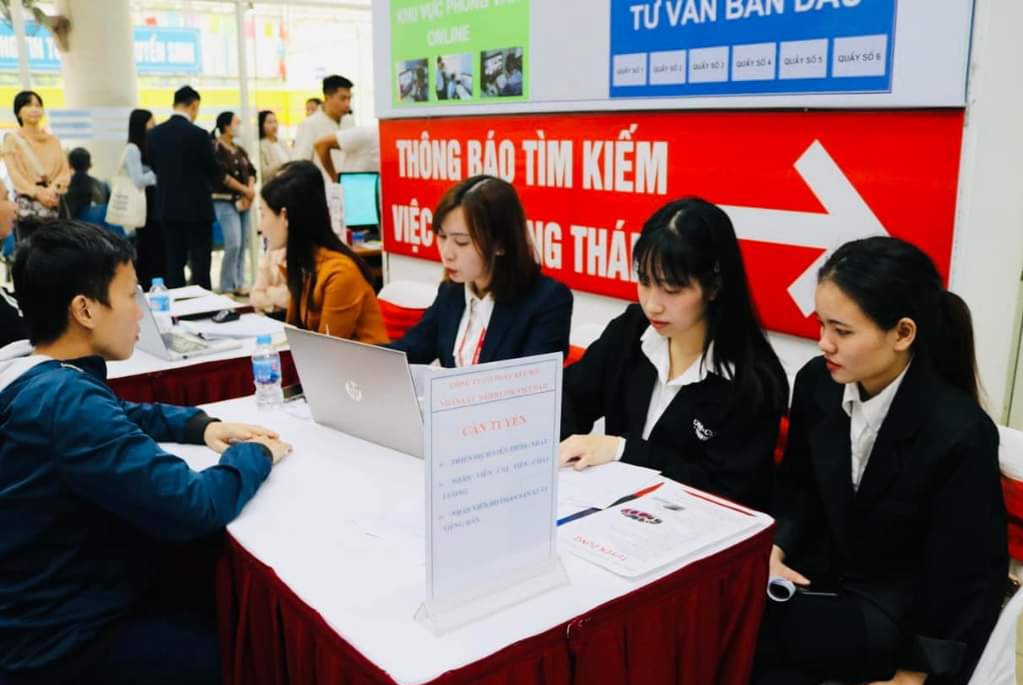 Người lao động tìm kiếm việc làm trong năm 2023. Ảnh - N.Dương.