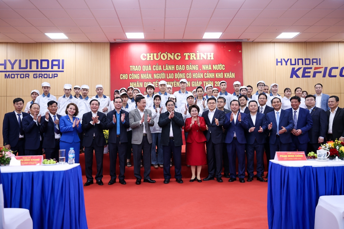 Thủ tướng Phạm Minh Ch&iacute;nh v&agrave; c&aacute;c đại biểu c&ugrave;ng l&atilde;nh đạo, c&ocirc;ng nh&acirc;n, người lao động C&ocirc;ng ty Kefico - Ảnh: VGP.