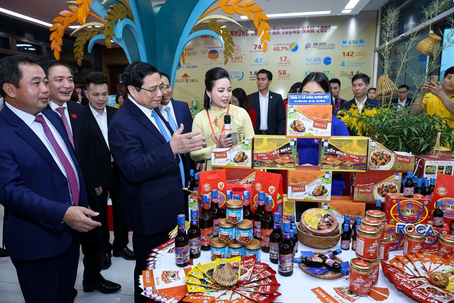 Thủ tướng Phạm Minh Chính tham quan trưng bày sản phẩm nông nghiệp tỉnh Hải Dương