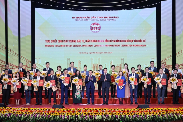 Hải Dương trao 27 quyết định, chứng nhận và biên bản ghi nhớ hợp tác đầu tư cho các nhà đầu tư với tổng số vốn gần 1,4 tỷ USD, trong các lĩnh vực hạ tầng khu công nghiệp, logistics, công nghiệp chế biến chế tạo, công nghiệp công nghệ cao, thiết bị điện tử…