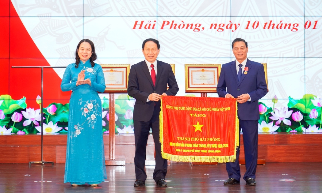 Phó Chủ tịch nước, Phó Chủ tịch thứ nhất Hội đồng thi đua khen thưởng Trung ương Võ Thị Ánh Xuân trao Cờ thi đua của Thủ tướng cho thành phố Hải Phòng.