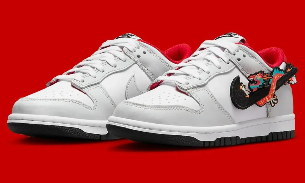 Đôi giày phiên bản đặc biệt Nike Dunk Low ‘Year of the Dragon’ Velcro Swoosh chào đón năm Giáp Thìn.