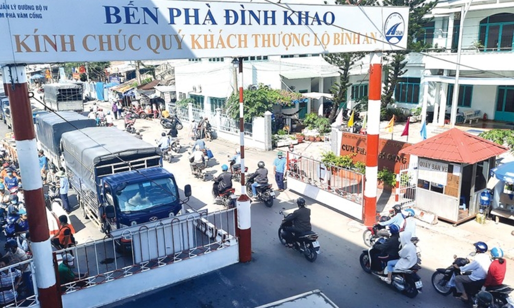 Phà Đình Khao kết nối hai tỉnh Vĩnh Long và Bến Tre là điểm nghẽn giao thông trên Quốc lộ 57.