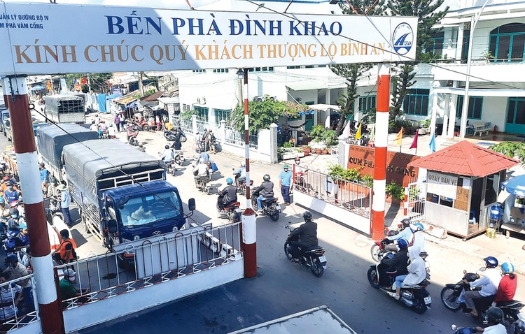 Phà Đình Khao kết nối hai tỉnh Vĩnh Long và Bến Tre là điểm nghẽn giao thông trên Quốc lộ 57.