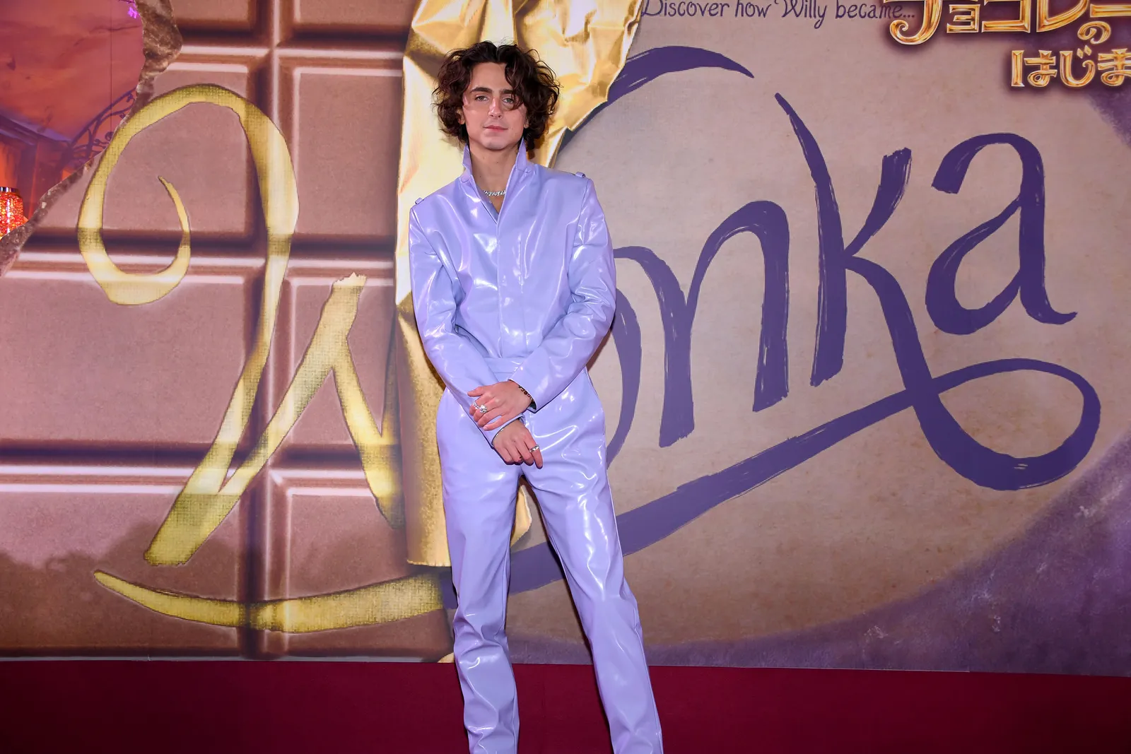 Trang phục của Timoth&eacute;e Chalamet trong buổi ra mắt Wonka's Tokyo được v&iacute; như c&oacute; m&agrave;u của sứa biển hoặc một loại thạch hoa quả.