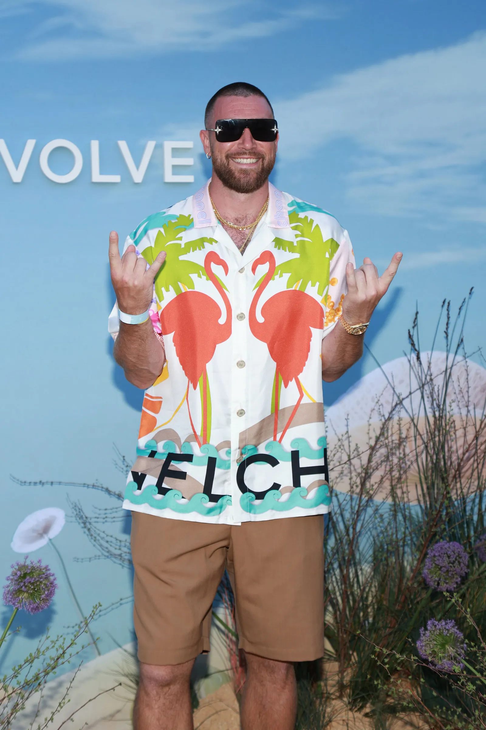 Cầu thủ Travis Kelce đã giúp chiếc áo của của thương hiệu J. Logan Home cháy hàng.