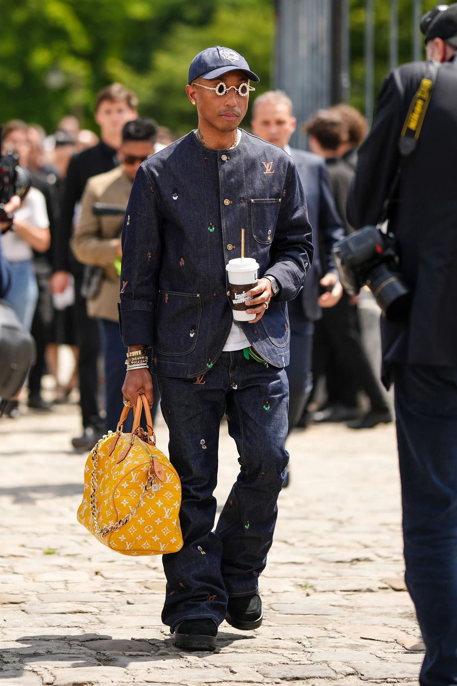 Louis Vuitton đ&atilde; ra mắt t&uacute;i du lịch v&agrave; t&uacute;i x&aacute;ch cỡ lớn, được gi&aacute;m đốc s&aacute;ng tạo Pharrell sử dụng gần như ngay lập tức.