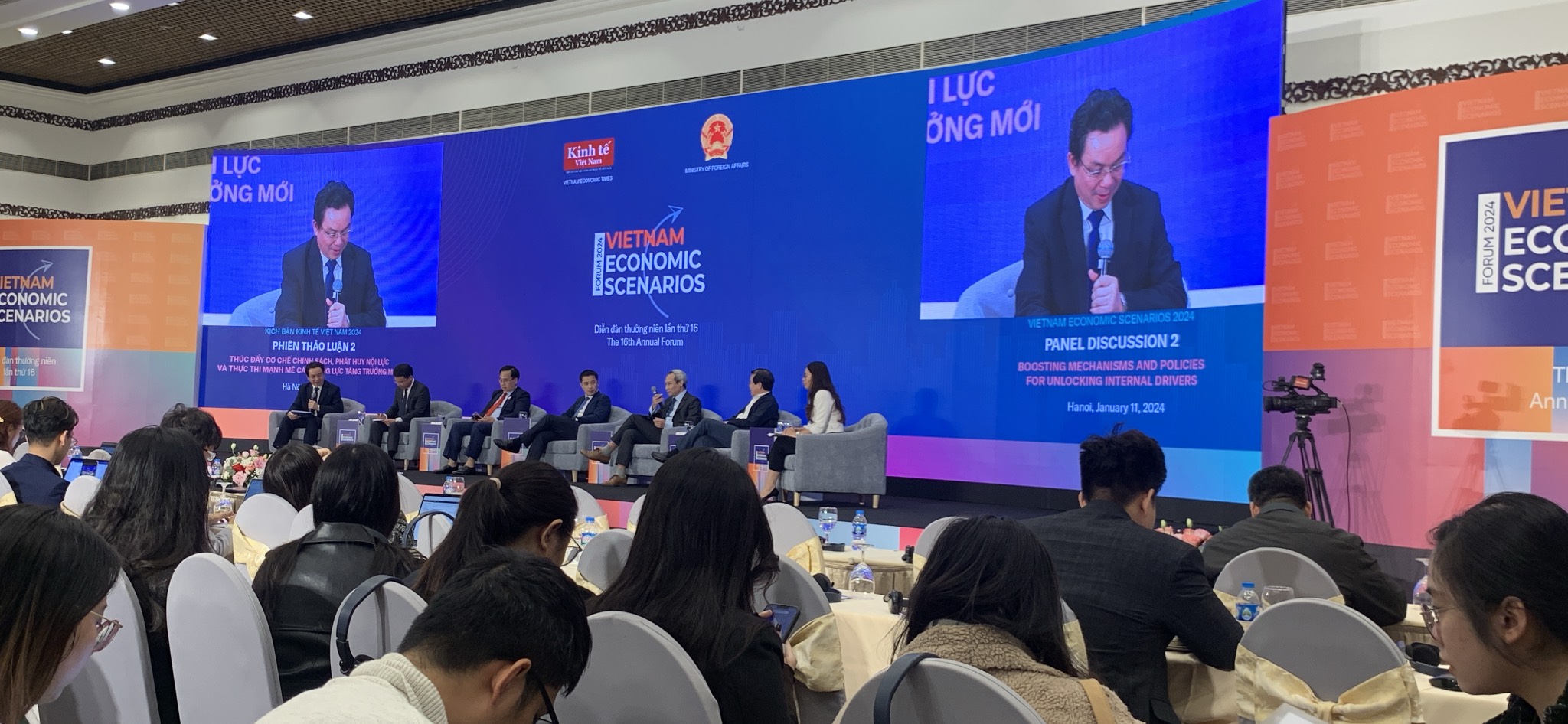 C&aacute;c diễn giả&nbsp;phi&ecirc;n thảo luận về &ldquo;Th&uacute;c đẩy Cơ chế ch&iacute;nh s&aacute;ch, ph&aacute;t huy nội lực v&agrave; thực thi mạnh mẽ c&aacute;c động lực tăng trưởng mới&rdquo;