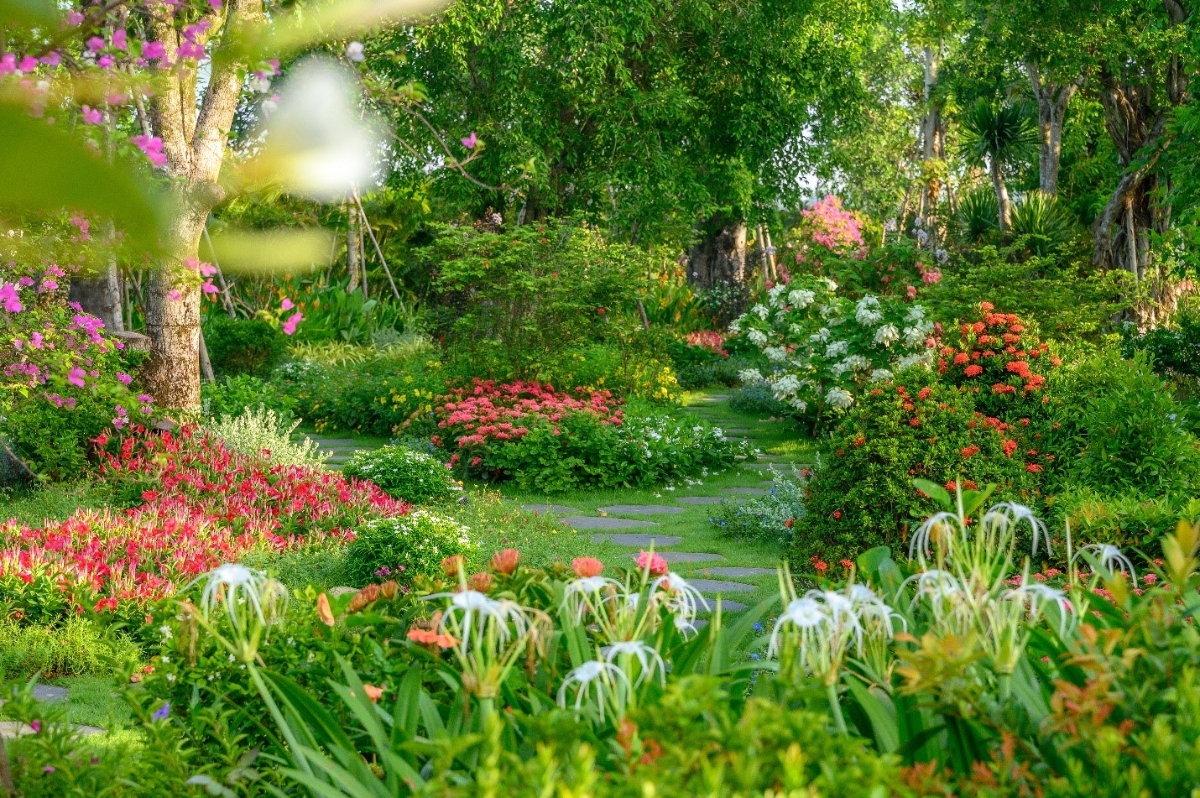 Ảnh thực tế một g&oacute;c dự &aacute;n Ecovillage Saigon River với 200 loại hoa nở quanh năm.