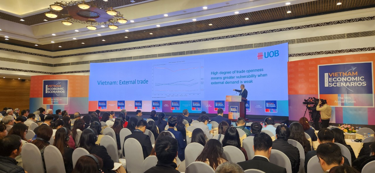 Diễn đàn thường niên lần thứ 16 Kịch bản Kinh tế Việt Nam 2024 - Vietnam Economic Scenarios với chủ đề “Thúc đẩy cơ chế chính sách, thực thi mạnh mẽ các động lực tăng trưởng mới” do Tạp chí Kinh tế Việt Nam - VnEconomy - Vietnam Economic Times và Bộ Ngoại giao phối hợp tổ chức sáng ngày 11/01/2024.