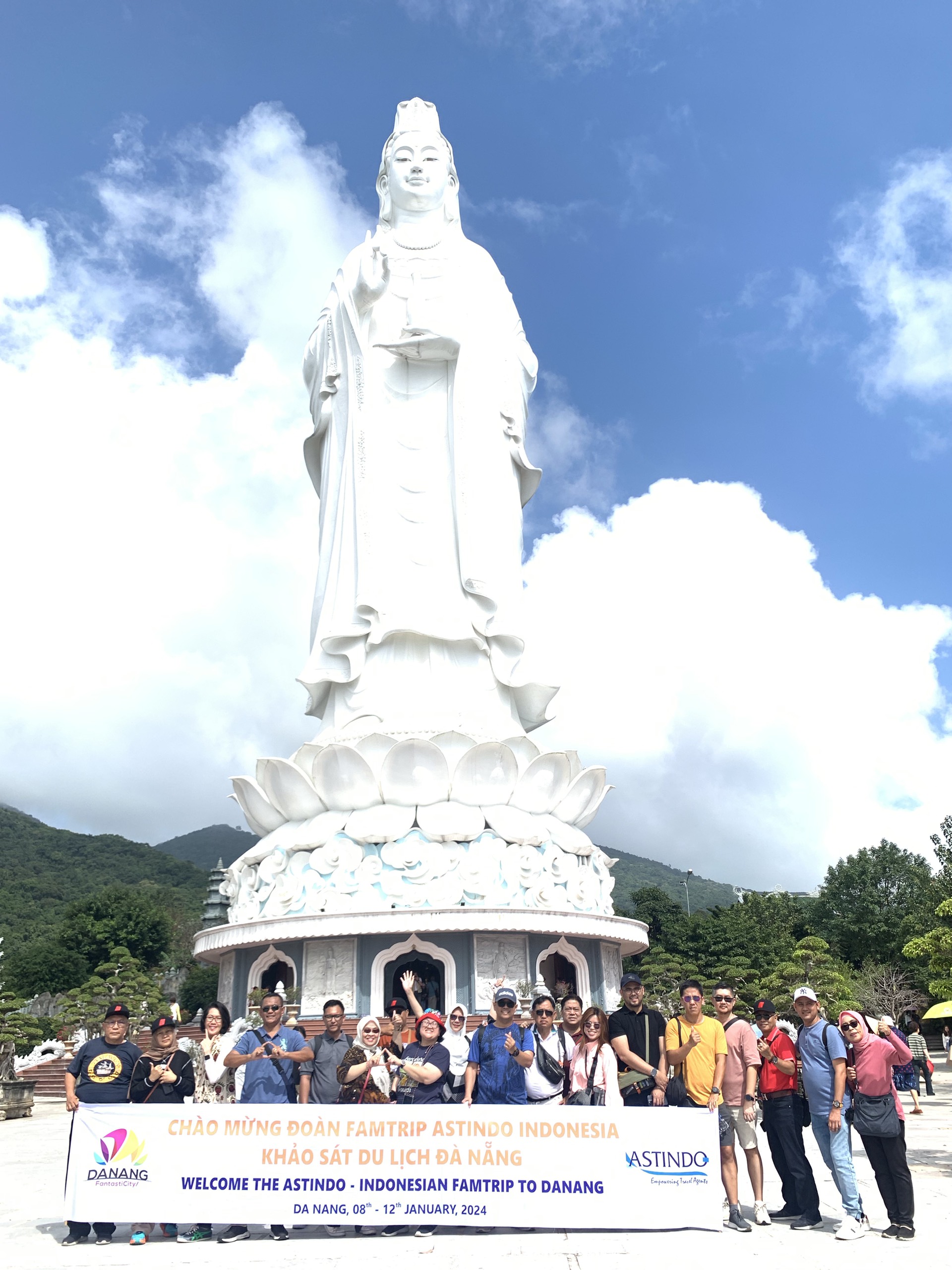 Các lữ hành thành viên ASTINDO tại nhiều thành phố của Indonesia than quan chùa Linh Ứng., Đà Nẵng.