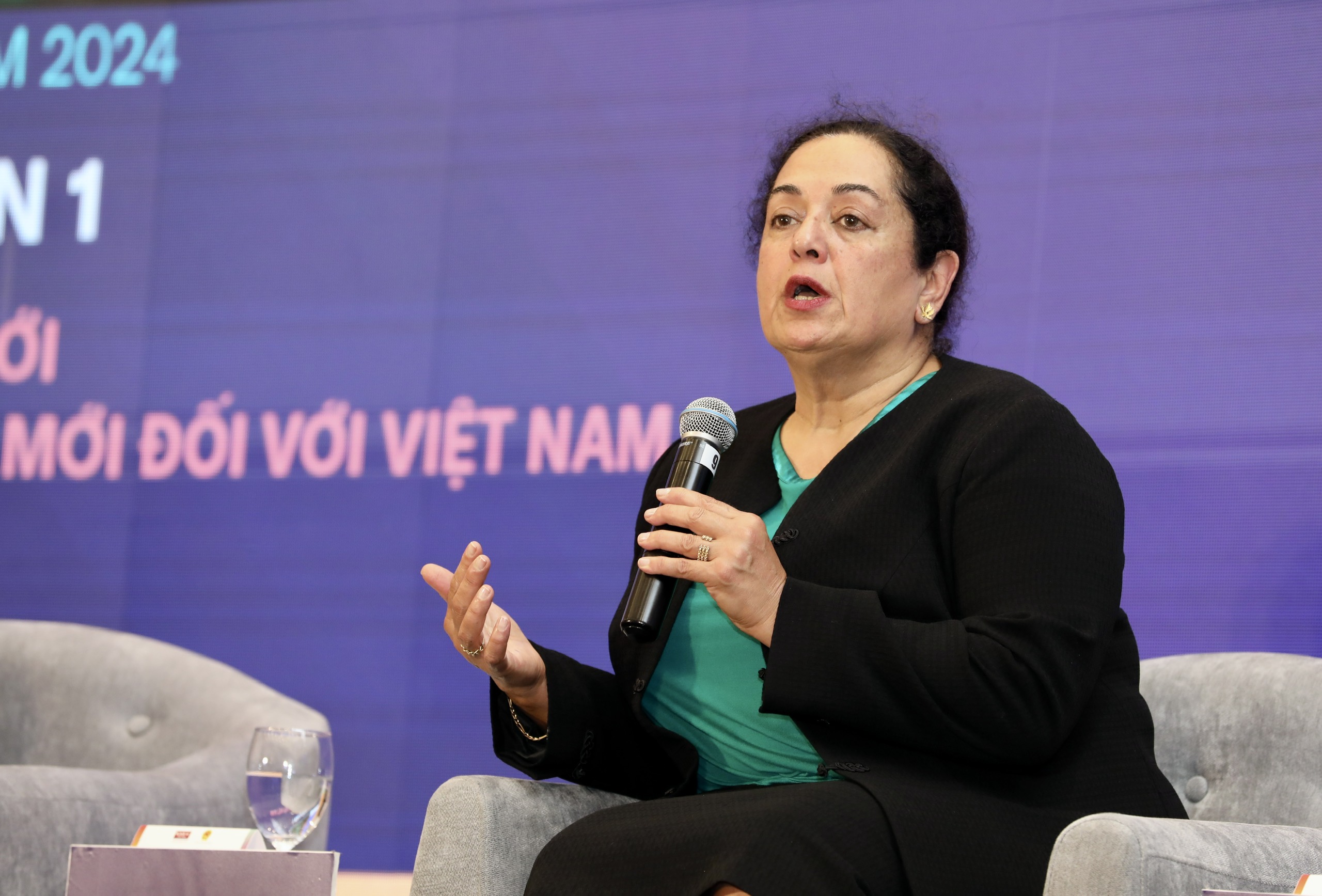 Bà Dorsati Madani, Chuyên gia Kinh tế cấp cao của Ngân hàng Thế giới (WB) tại Việt Nam phát biểu tại diễn đàn sáng 11/1 - Ảnh: Việt Dũng