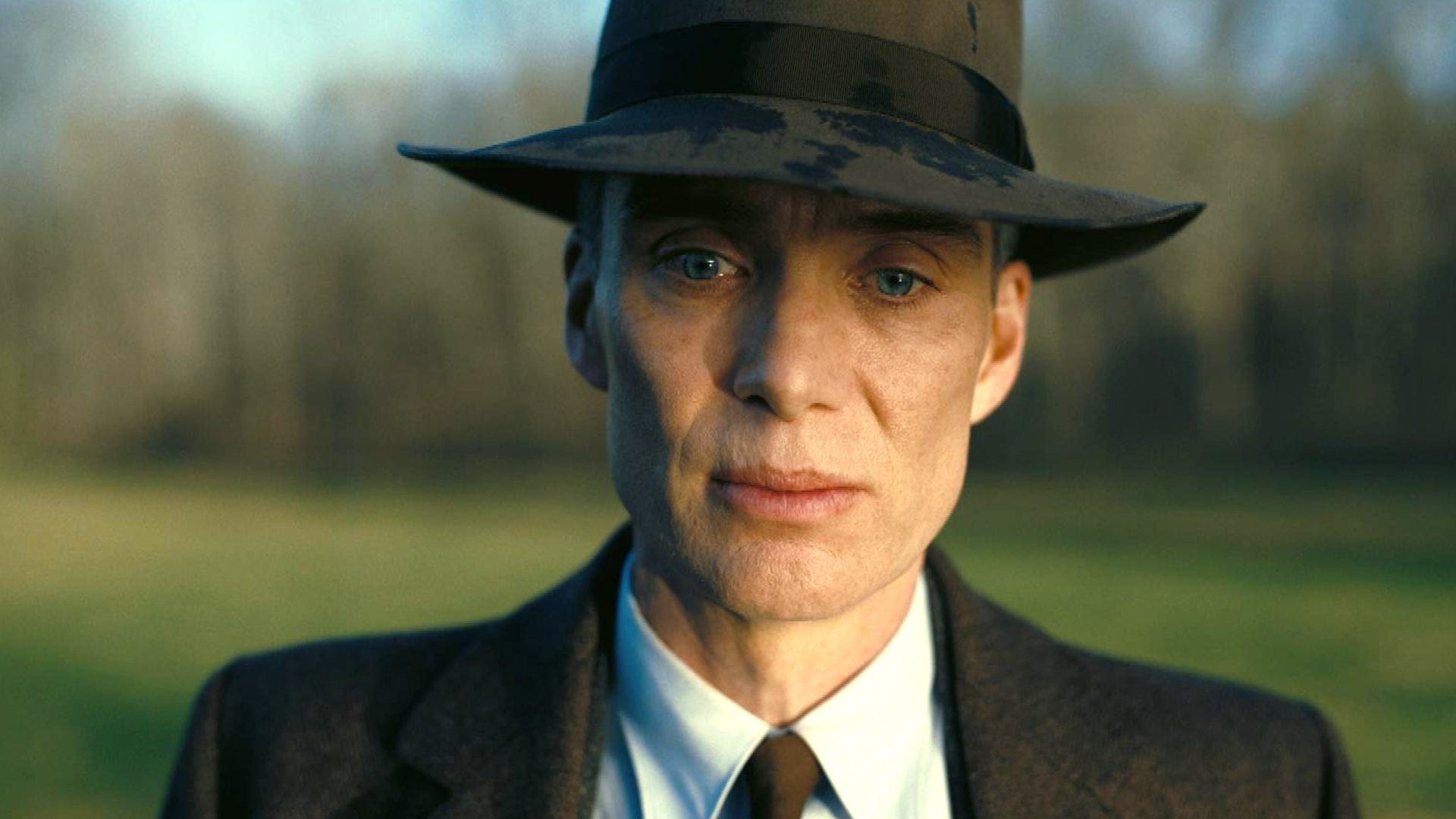 Các bạn diễn trong phim so sánh đôi mắt xanh của Cillian Murphy có sức ảnh hưởng mạnh như vũ khí hạt nhân.