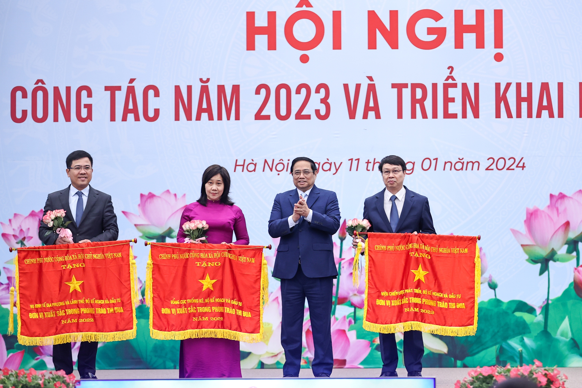 Thủ tướng tặng Cờ thi đua của Ch&iacute;nh phủ cho c&aacute;c đơn vị đạt th&agrave;nh t&iacute;ch xuất sắc - Ảnh: VGP.