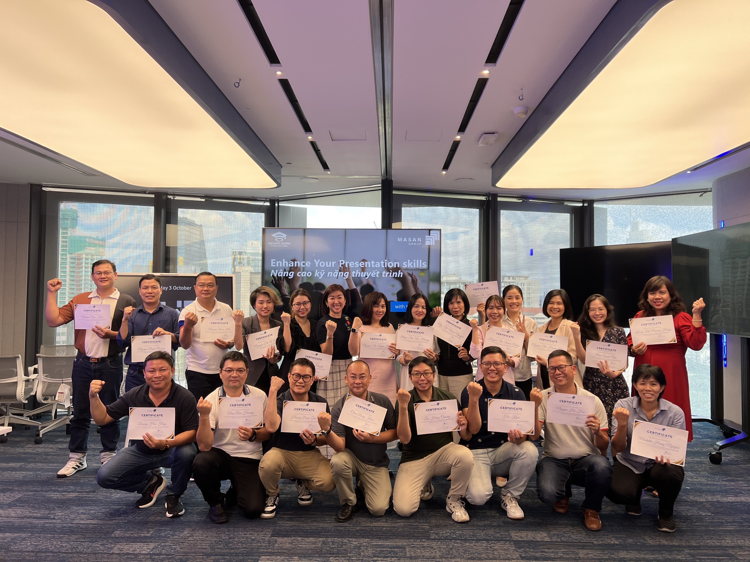 Nh&acirc;n vi&ecirc;n Masan nhận chứng chỉ sau kh&oacute;a đ&agrave;o tạo.