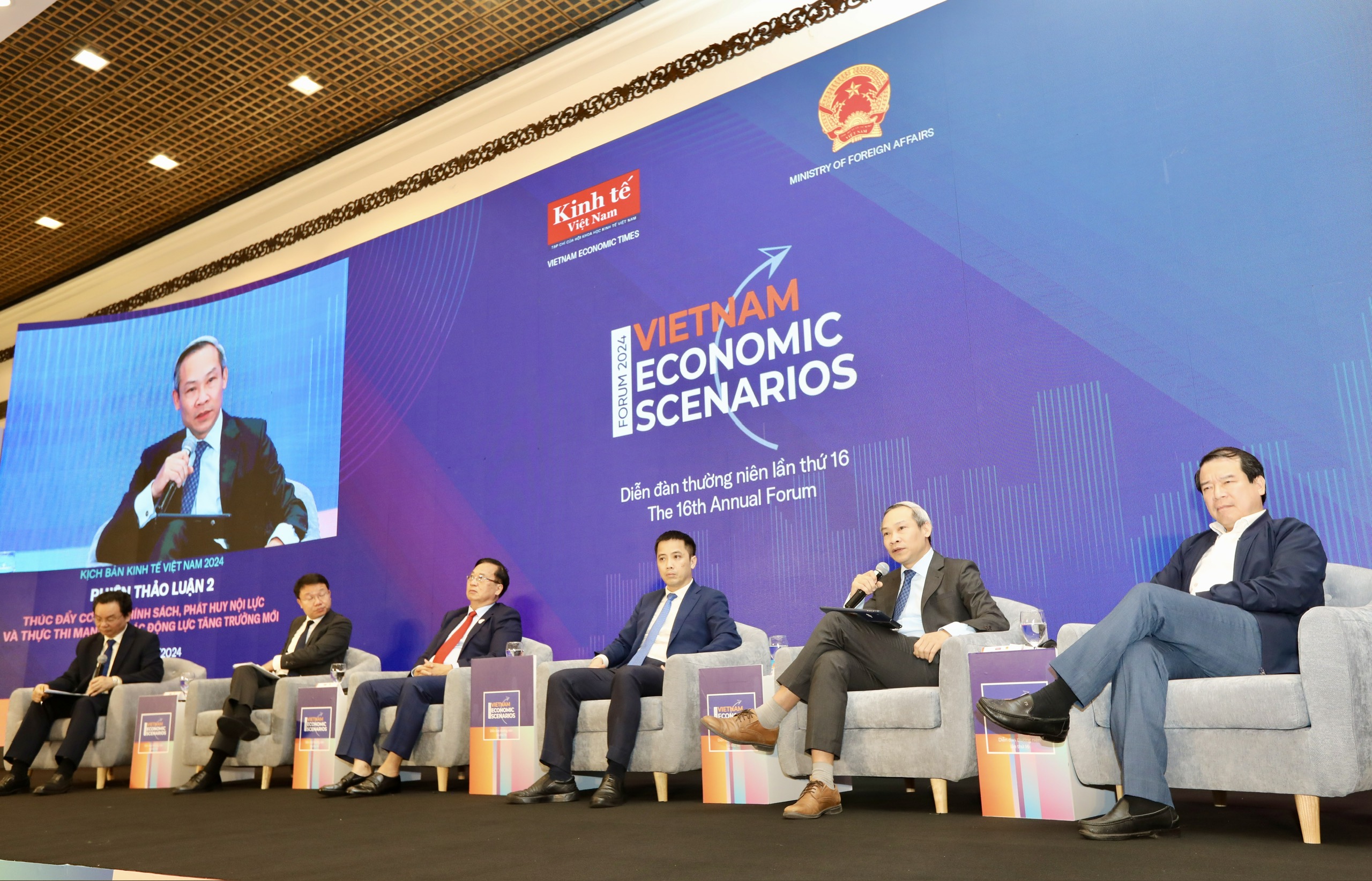 C&aacute;c diễn giả chia sẻ quan điểm tại phi&ecirc;n thảo luận 2. Ảnh: Việt Dũng.