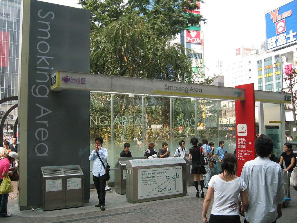 Tại Nhật Bản, nếu du kh&aacute;ch h&uacute;t thuốc, vui l&ograve;ng h&uacute;t ở khu vực h&uacute;t thuốc đ&atilde; quy định.