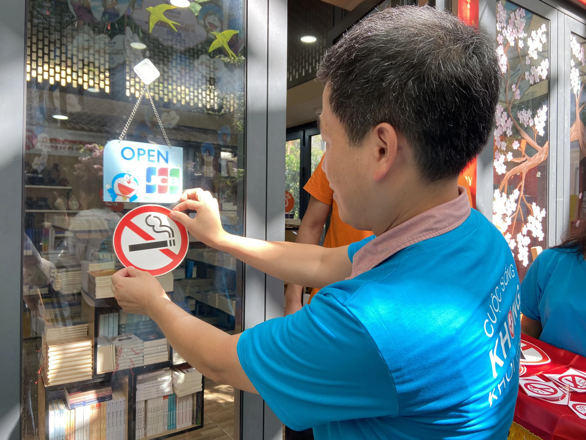Ông Nguyễn Quốc Hoàn - Phó Chủ tịch UBND quận Hoàn Kiếm gắn biểu tượng 